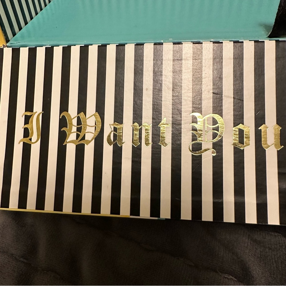 ⭐️ L.A.M.B. Gold and Black Fragrance Box with Teal Interior - Picture 16 of 16